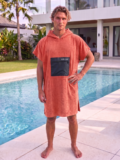 Poncho Waves Coral vestido por modelo masculino, frente, junto a piscina